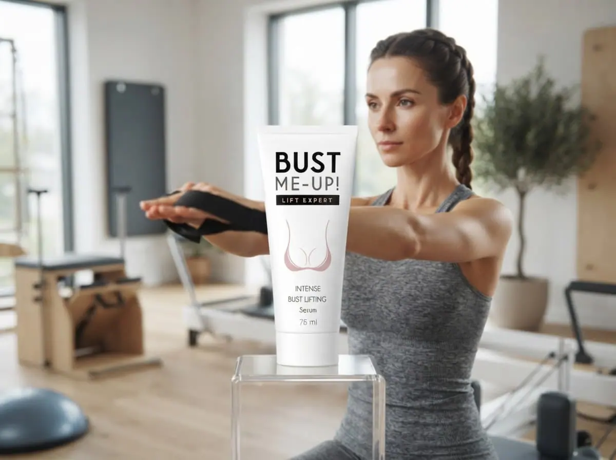 Kobieta na zajęciach pilatesu w jasnej sali, przed nią tuba Bust Me-Up
